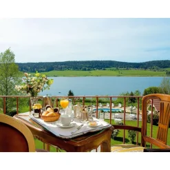 2 jours en famille en hôtel 3* avec vue sur le lac à la frontière suisse - Coffret Cadeau Séjour