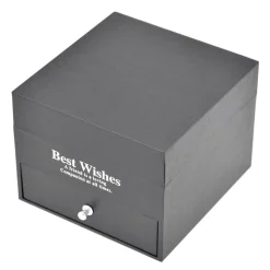 Boite à bijoux composée de 9 roses synthétiques