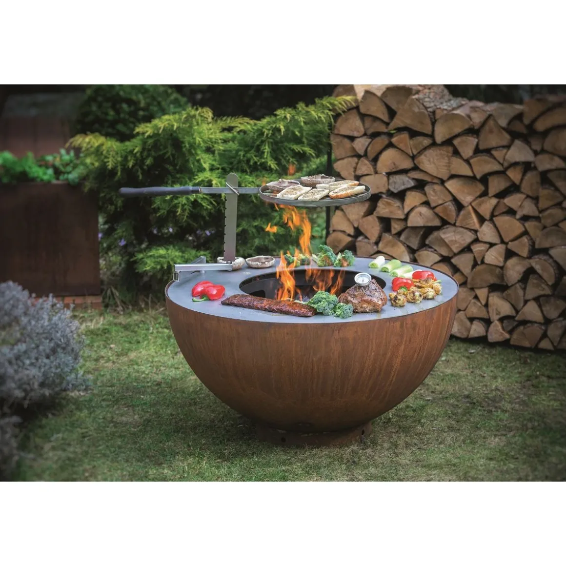 Brasero boule avec grille et plancha - métal oxydé - 100x100x50 cm