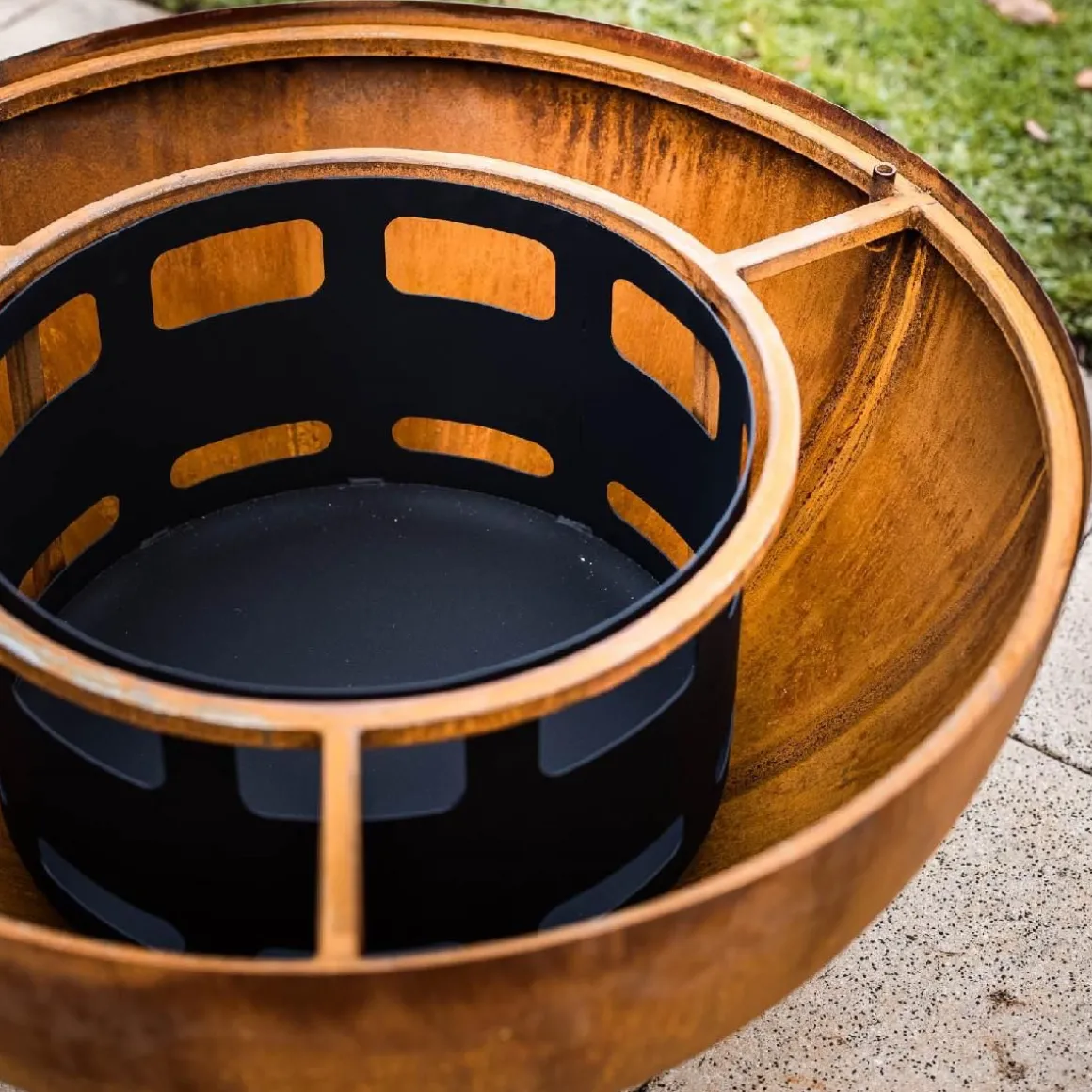 Brasero boule avec grille et plancha - métal oxydé - 100x100x50 cm