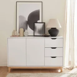 Buffet de rangement blanc. pieds bois - Floki - avec 3 tiroirs. buffet 2 portes. buffet bas. 120x40x75 cm