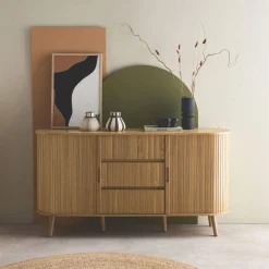 Buffet scandinave ovale 2 portes coulissantes. 4 compartiments. 3 tiroirs. effet bois rainuré. teinte naturelle. L 150 x P 40 x H 79cm