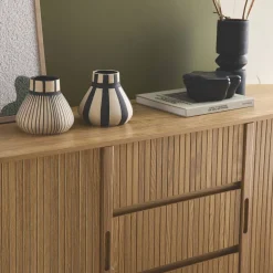 Buffet scandinave ovale 2 portes coulissantes. 4 compartiments. 3 tiroirs. effet bois rainuré. teinte naturelle. L 150 x P 40 x H 79cm