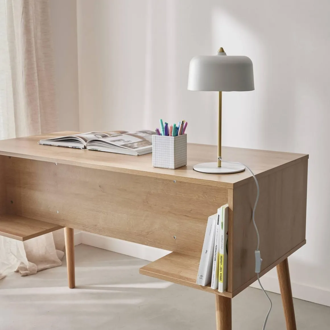 Bureau cannage et décor bois avec 2 portes. 1 casier ouvert. pieds compas