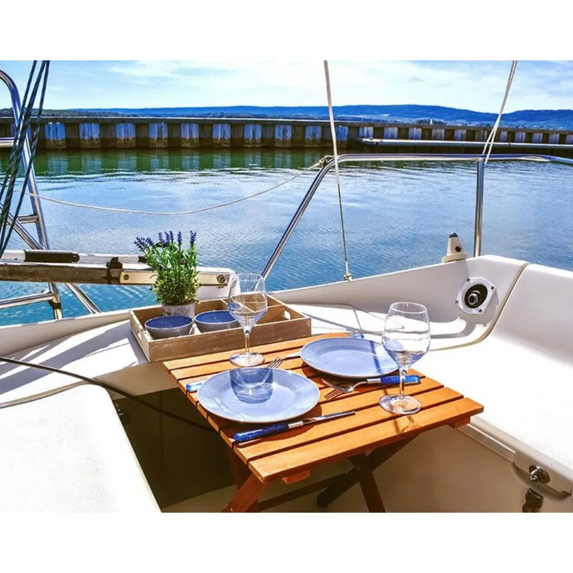 Échappée insolite de 2 jours sur un voilier avec bouteille de vin près de Metz - Coffret Cadeau Séjour