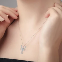 Collier signe astrologique scorpion orné de Cristaux scintillants par SC Crystal en Métal rhodié