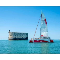 Croisière d'1h30 en catamaran pour 2 adultes et 2 enfants au fort Boyard - Coffret Cadeau Sport & Aventure