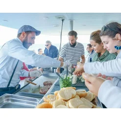 Croisière festive en catamaran pour 2 avec DJ et dîner 3 plats près de la Grande-Motte - Coffret Cadeau Sport & Aventure