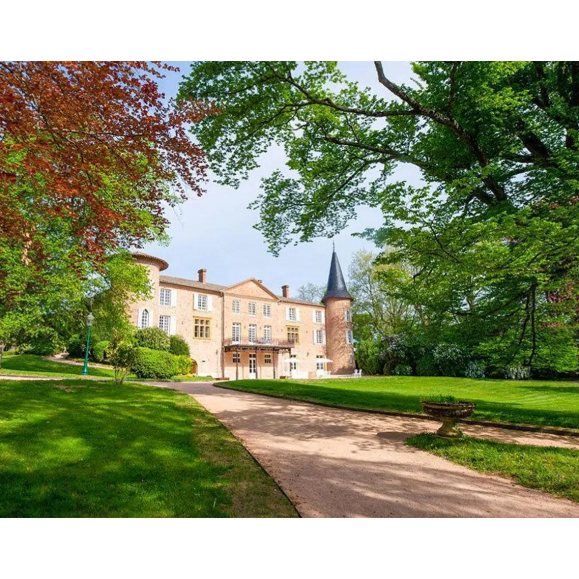 Dégustation de 4 cuvées, balade et pique-nique pour 2 dans les jardins d'un château du Beaujolais - Coffret Cadeau Sport & Aventure