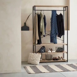 Dressing. vestiaire. portemanteau en métal noir et décor bois. Loft. 3 étagères. une barre de penderie L 100 x l 40 x H 167cm