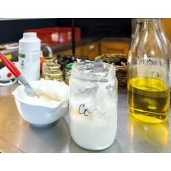 Fabrication d'un savon naturel de 500 g lors d'un atelier écolo de 2h à Oudon - Coffret Cadeau Sport & Aventure