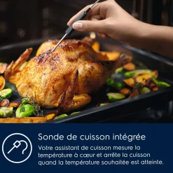 Four encastrable fonction vapeur EOC6P77WH avec plat à vapeur