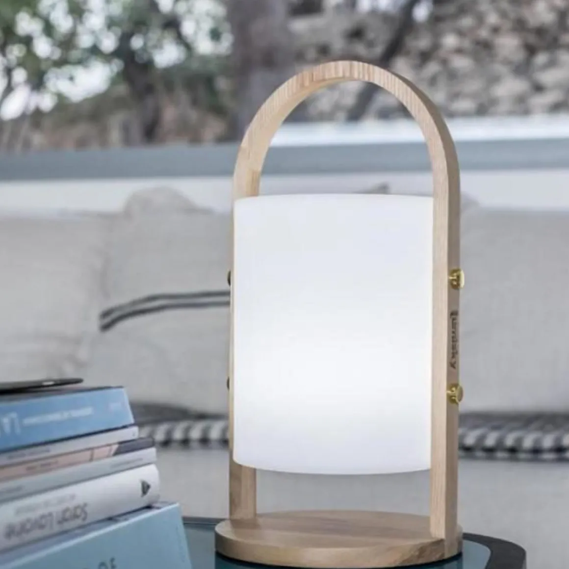 Lanterne LED Woody - LUMISKY - Blanc - Design scandinave - Poignée en bois naturel - Autonomie 10h