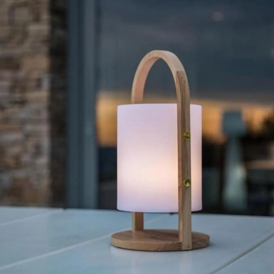 Lanterne LED Woody - LUMISKY - Blanc - Design scandinave - Poignée en bois naturel - Autonomie 10h
