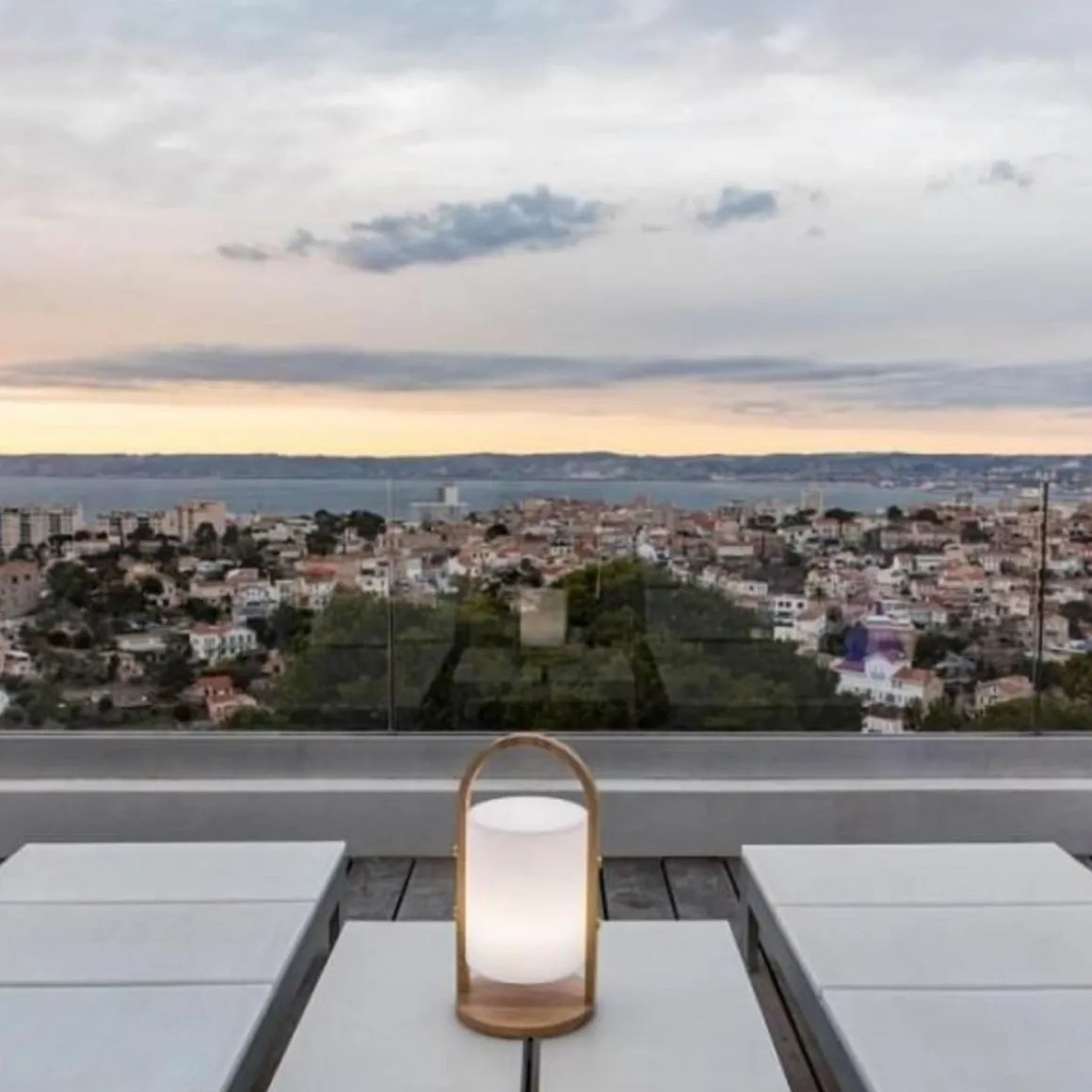 Lanterne LED Woody - LUMISKY - Blanc - Design scandinave - Poignée en bois naturel - Autonomie 10h