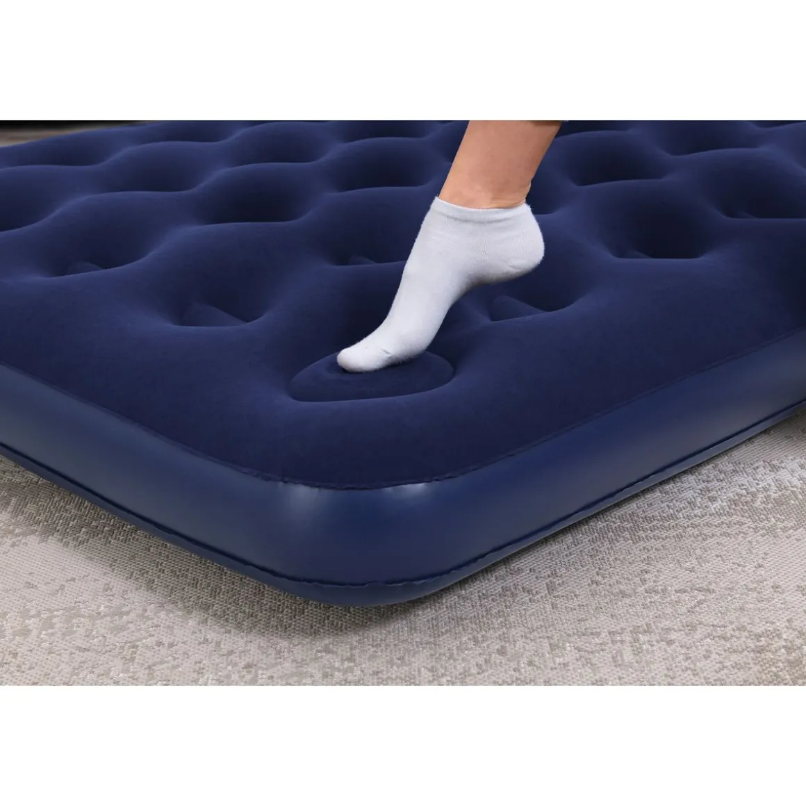 Matelas gonflable avec pompe à pied intégrée 2 places 191 m x 137 x 22 cm - Bleu