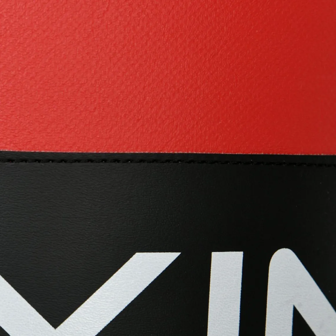 Sac de frappe à suspendre - kit de fixation, chaine 4 points, gants inclus - acier PVC EPE rouge noir