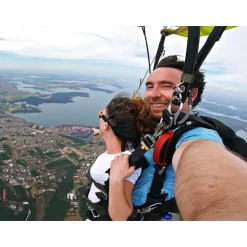 Saut en parachute pour 2 personnes près de Toulouse - Coffret Cadeau Sport & Aventure