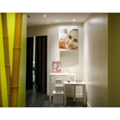 Soin du visage d'1h15 avec examen de peau en institut à Bordeaux - Coffret Cadeau Bien-être