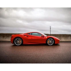 Stage de pilotage : 2 tours sur le circuit de Pouilly-en-Auxois en Ferrari F488 GTB - Coffret Cadeau Sport & Aventure