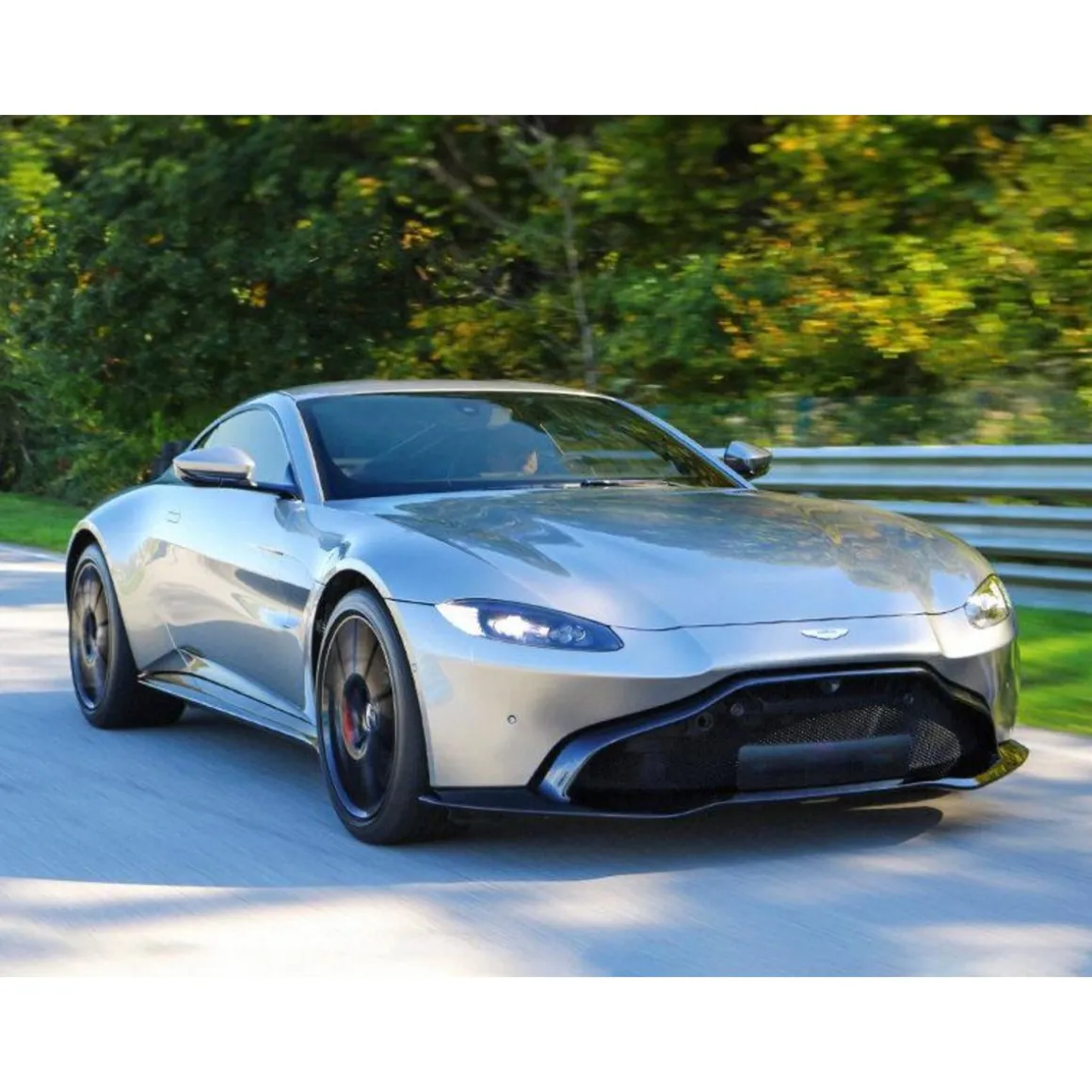 Stage de pilotage : 2 tours sur le circuit de Pont-l'Évêque en Aston-Martin Vantage - Coffret Cadeau Sport & Aventure