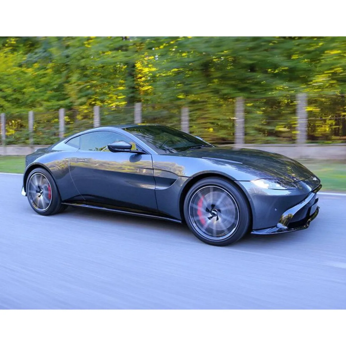 Stage de pilotage : 2 tours sur le circuit de Pont-l'Évêque en Aston-Martin Vantage - Coffret Cadeau Sport & Aventure