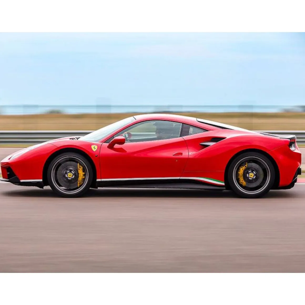 Stage de pilotage : 2 tours sur le circuit de Magny-Cours en Ferrari 488 GTB - Coffret Cadeau Sport & Aventure
