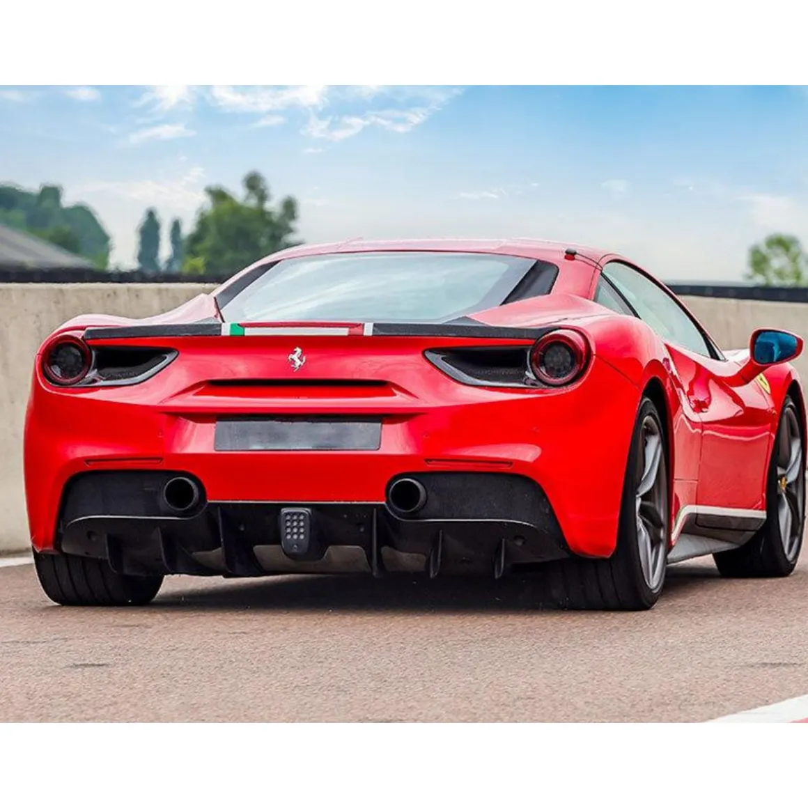 Stage de pilotage : 2 tours sur le circuit de Magny-Cours en Ferrari 488 GTB - Coffret Cadeau Sport & Aventure