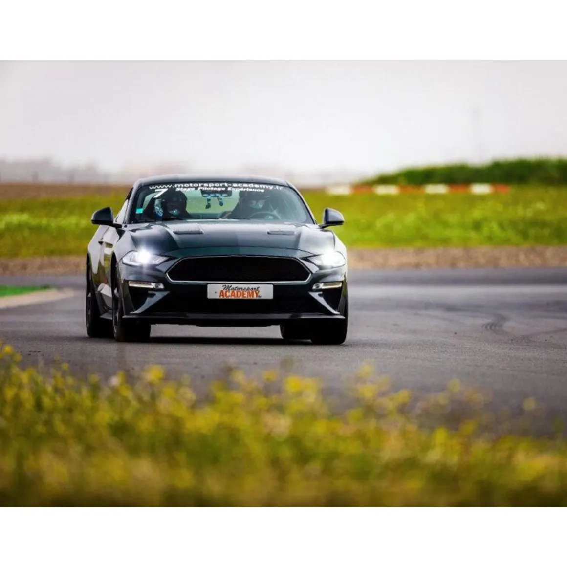 Stage de pilotage : 2 tours sur le circuit de Pouilly-en-Auxois en Ford Mustang Bullit - Coffret Cadeau Sport & Aventure