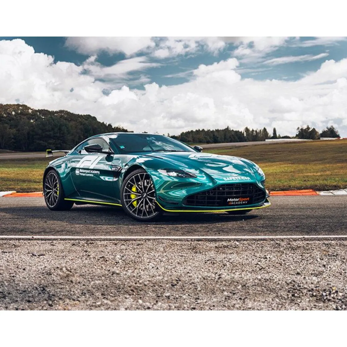 Stage de pilotage : 2 tours sur le circuit de Nogaro école en Aston Martin Vantage F1 Edition - Coffret Cadeau Sport & Aventure