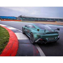 Stage de pilotage : 2 tours sur le circuit de Nogaro école en Aston Martin Vantage F1 Edition - Coffret Cadeau Sport & Aventure