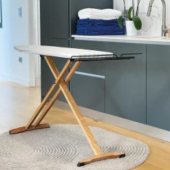 Table à repasser en bois NUBAR 130x47 H92cm housse 100% cotton avec repose fer et repose centrale vapeur